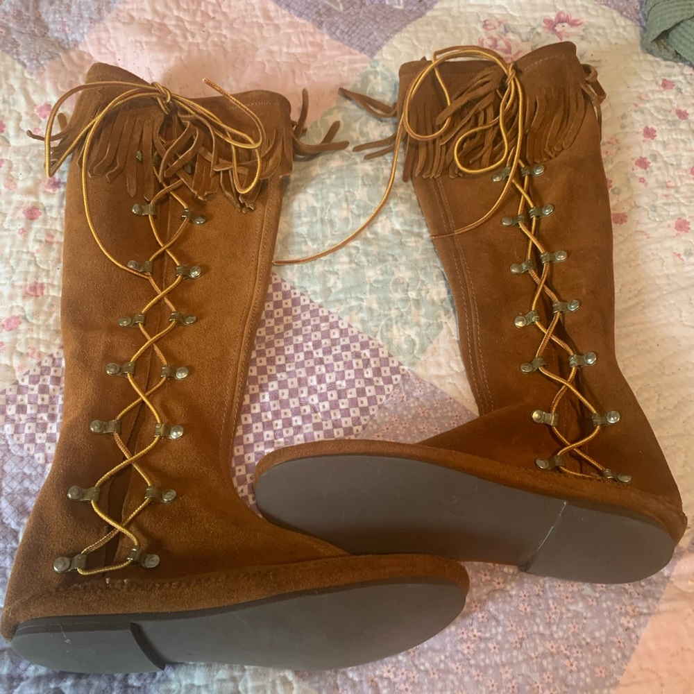 Fringe moccasin boots, laces all the way up the side. LIKE NEW. Womens size 8